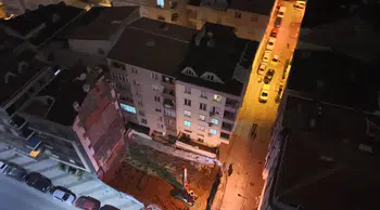 Bahçelievler'de gece yarısı korku dolu anlar: İstinat duvarı çöktü, binalar boşaltıldı