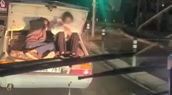 Trafikte dehşete düşüren görüntü: Bagaj kapağı açık şekilde yolculuk yaptılar