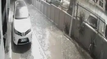 Adana'da gece yarısı havai fişek dehşeti: Araç ve evlere zarar verdiler