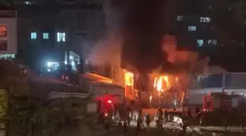 Defne'de gece yarısı korkutan yangın: İşçilerin kaldığı konteyner küle döndü