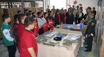 Gençler kışla kapılarını araladı: Mehmetçik ile omuz omuza bir gün