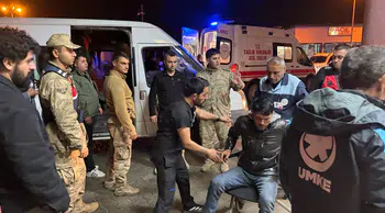 Hakkari'de jandarmadan kaçan minibüs dereye uçtu: 20 yaralı
