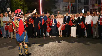 Demirci'de 3 etekli kadınların korteji festivalin ilk gününe damga vurdu