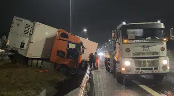 Kuzey Marmara Otoyolu'nda TIR bariyere çarptı: Yağış yolu kayganlaştırdı