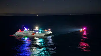 Marmara Denizi'nde korku dolu anlar: Alevlerin sardığı tekneden sağ kurtuldular