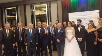 Özgür Özel'den Çorum'da nikah şahitliği: Tahtasız ailesinin mutlu gününe katıldı