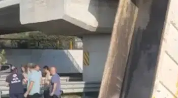 Adana'da trafikte tehlikeli anlar: Kamyon köprüye saplandı