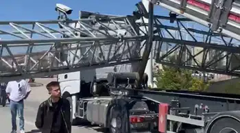 Erzurum'da dikkatsizlik pahalıya patladı: TIR yolu trafiğe kapattı