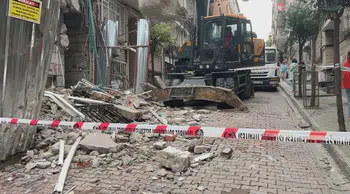 Beşiktaş'ta kentsel dönüşüm faciası: Yıkım sırasında komşu bina boşaltıldı
