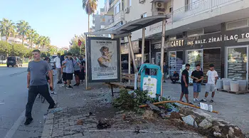 Alanya'da dehşet anları: Kontrolden çıkan araç durağa daldı