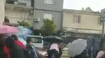 Efeler'de aniden bastıran yağış hayatı felç etti