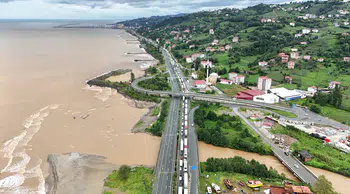Rize'de şiddetli yağışlar hayatı felç etti: Karadeniz'in rengi döndü