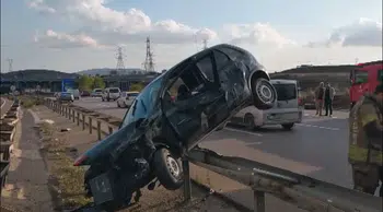 Sancaktepe'de trafik kazası: Kontrolden çıkan araç bariyerlere saplandı