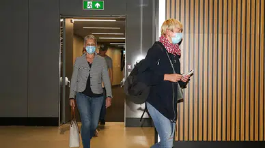 Rus turist kafilesi çiçek ve lokumla karşılandı