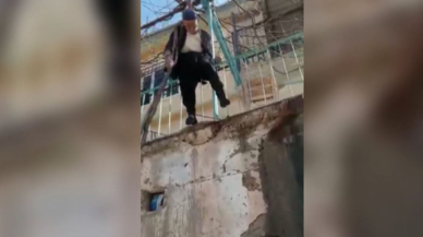 Yaşlı adam, budamak istediği ağaçta asılı kaldı