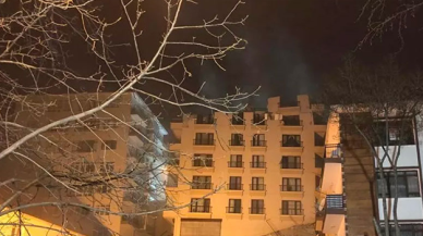 Ankara'da yıkılma tehlikesi bulunan Açelya Apartmanı'nın çatısı çöktü