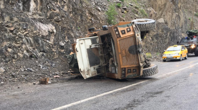 Hakkari- Van yolunda askeri araç devrildi: 3 asker yaralı
