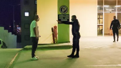 Koronavirüslü adam, polisin yüzüne tükürdü, ailesine teslim edildi