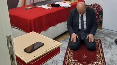 Süleyman Soylu, şehit Selçuk Paker'in seccadesinde namaz kıldı