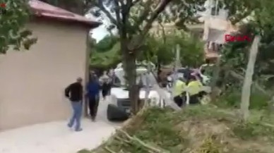 Annesinin boğazını kesti, kardeşini ve polisleri yaraladı