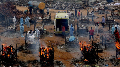 Hindistan koronavirüse teslim! Ölüler kıyıya vuruyor