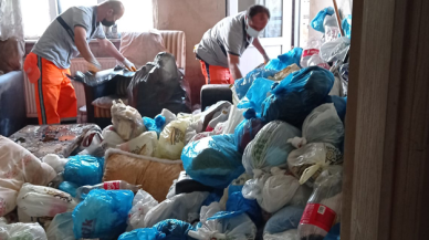 Yaşlı kadının ölü bulunduğu evden 3 kamyon çöp çıktı