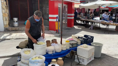 3 dil bilen rehber, pazarda peynir satıyor