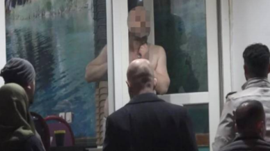 Boğazına bıçak dayadı, polise saldırdı, 9 kişiyi rehin aldı