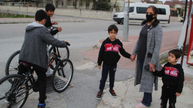 Küçük Mahra'nın bacağı kesilmişti; o mahallede çocuklar dışarı çıkamıyor