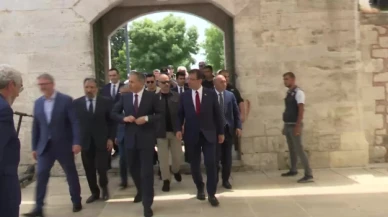 Ekrem İmamoğlu, İstanbul’un fethinin 569’uncu yıl dönümü dolayısıyla Fatih Sultan Mehmet Türbesi’nde düzenlenen anmaya katıldı