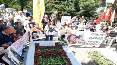 Asım Bezirci, Sivas Katliamı’nın yıldönümünde mezarı başında anıldı