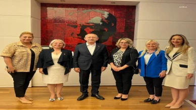 Kılıçdaroğlu, son bir yılda partiye katılan 85 bininci yeni kadın üyeye CHP rozeti taktı