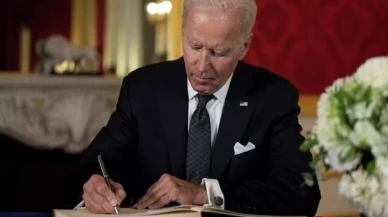 Biden, Kraliçe Elizabeth'in taziye defterine yazarken kopya çekti