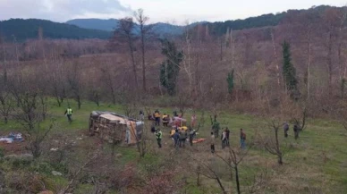 İşçileri taşıyan minibüs devrildi; uzman er hayatını kaybetti, 9 yaralı