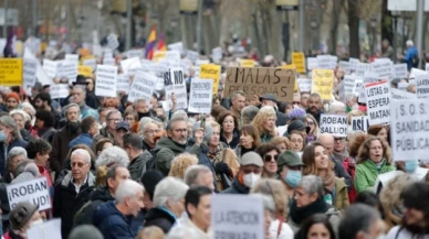 Madrid'de sağlık çalışanları, kamu sağlık hizmetlerini savunmak için gösteri yaptı