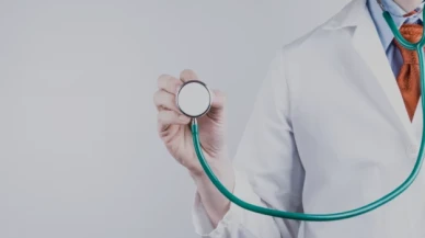 Bakan Koca'dan 'Türk vatandaşı olmayan bir kişinin Türkiye'de hekimlik yaptığı' iddiasına yanıt