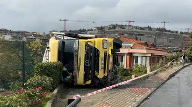 İstanbul Sarıyer'de TIR devrildi, facianın ucundan dönüldü!