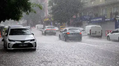 İstanbul’da sağanak yolda çökme meydana getirdi: Taksi takla attı, sürücü yaralandı