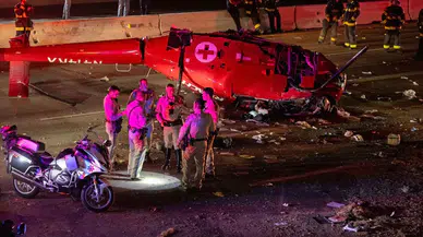 ABD'de ambulans helikopter otoyola düştü: 3 kişi ağır yaralandı