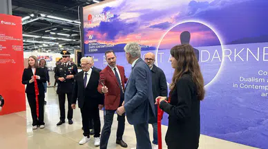 2025 Floransa Bienali’nde Türk Rüzgârı: Ressam Elif Erdem Tim Burton’la bir araya geldi