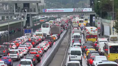 İstanbul’da yoğun yağış trafiği felç etti