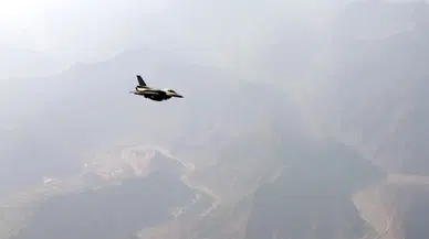 Cumhurbaşkanı Erdoğan Umman’da törenle karşılandı: Uçaklara savaş jetleri eşlik etti