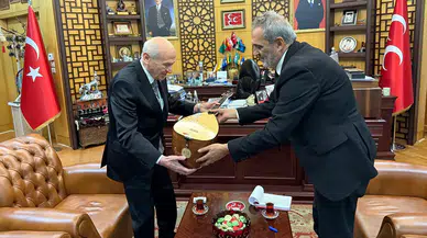Bahçeli'yi ziyaret eden Yavuz Bingöl bağlamasını hediye etti