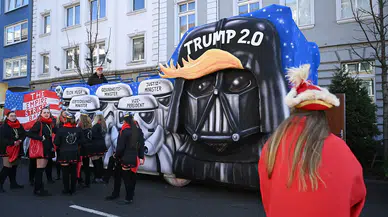 ABD'de ulusal muhafızlar geçerken Darth Vader marşı çalan bir vatandaş gözaltına alındı