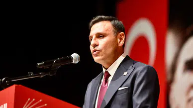 CHP İstanbul İl Başkanı Özgür Çelik mazbatasını alıyor