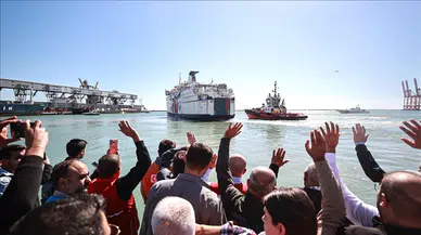 Türkiye'nin 17. İyilik Gemisi Gazze için Mersin Limanı'ndan uğurlandı