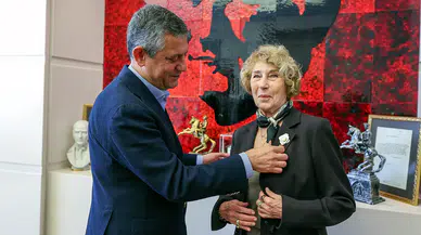 Ünlü yazar Ayşe Kulin CHP'ye katıldı