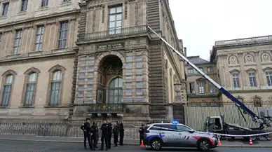 Louvre Müzesi’ne silahlı soygun: Paha biçilemez mücevherler çalındı