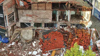 Balıkesir Sındırgı’da meydana gelen 6.1’lik deprem sonrası 3 bina yıkıldı, 19 kişi yaralandı