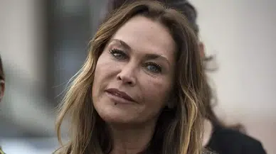 Setlere geri dönen Hülya Avşar, yeni imajıyla dikkat çekti